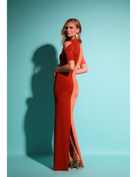 Vestido largo de fiesta bicolor con manga cut-out y anudado al centro