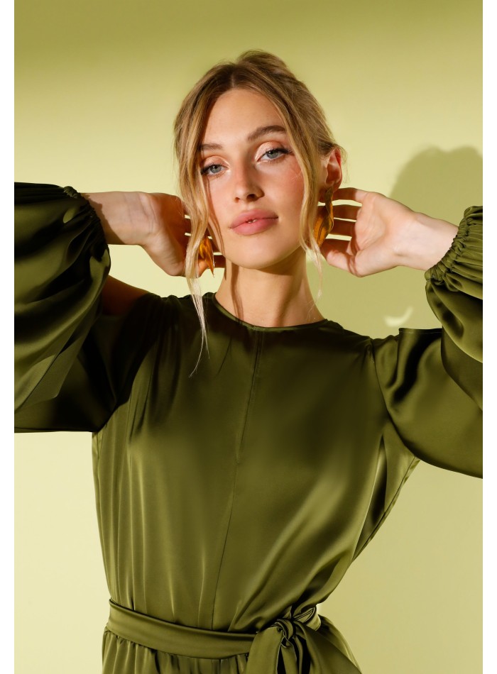 Combinaison de fête en satin vert olive avec...