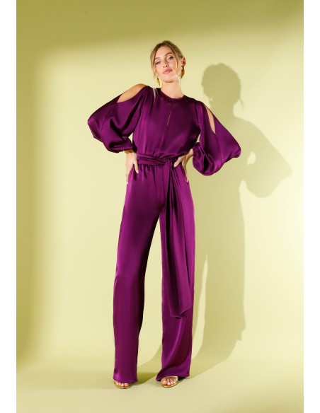 Longue combinaison de fête en satin violet avec manches échancrées