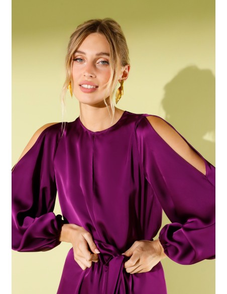 Longue combinaison de fête en satin violet avec manches échancrées
