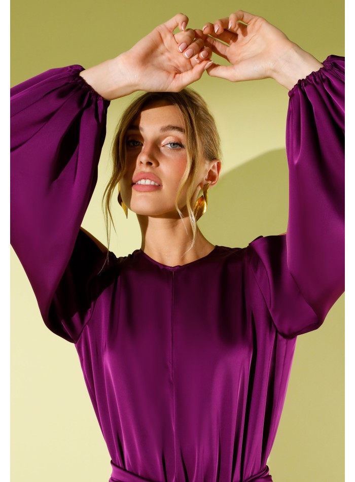 Longue combinaison de fête en satin violet avec...