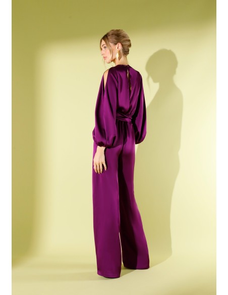 Longue combinaison de fête en satin violet avec manches échancrées