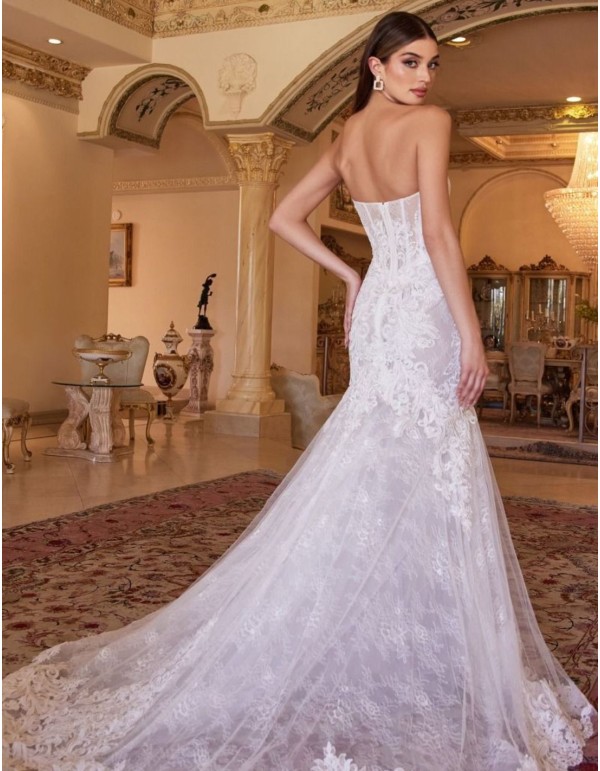 Robe de mariée en dentelle sans bretelles avec décolleté... 2