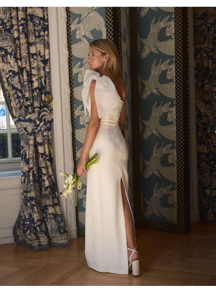 Long wedding dress with maxi bow and slit