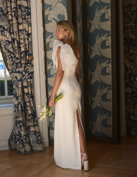 Long wedding dress with maxi bow and slit