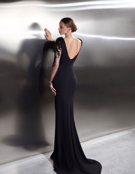 Longue robe de soirée noire avec de longues manches en tulle brodé