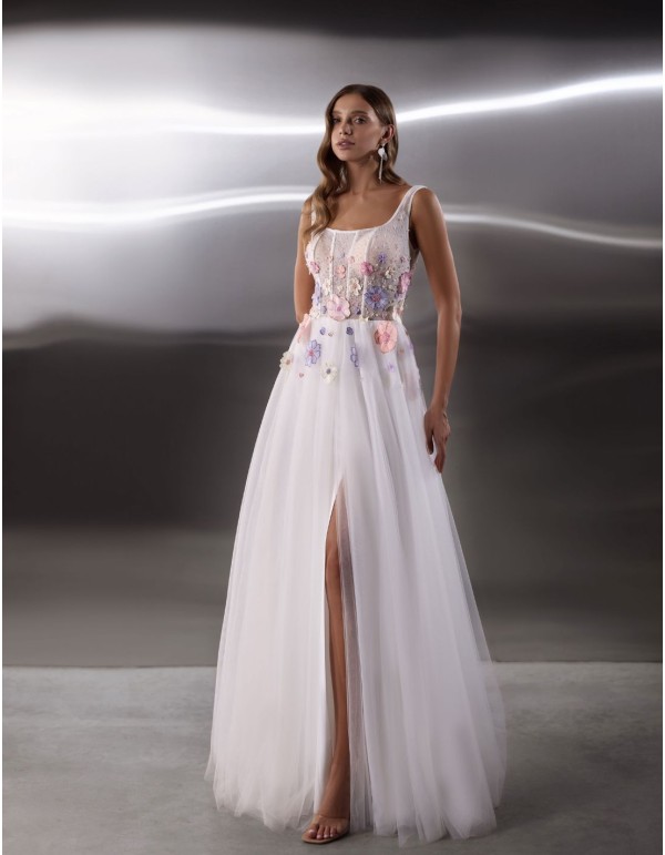 Longue robe de mariée blanche avec corsage brodé de fleurs 2