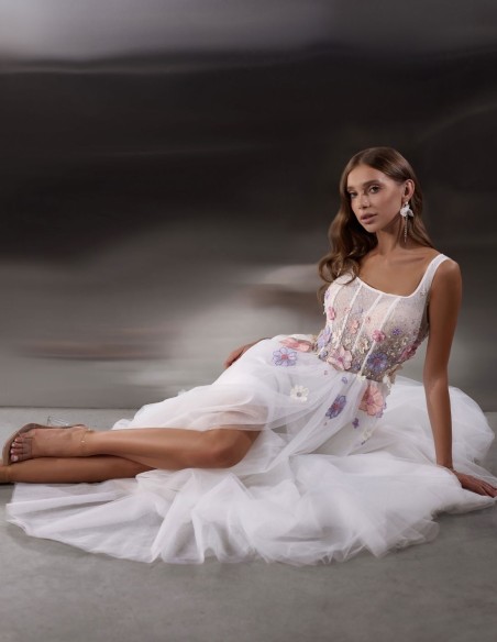 Longue robe de mariée blanche avec corsage brodé de fleurs