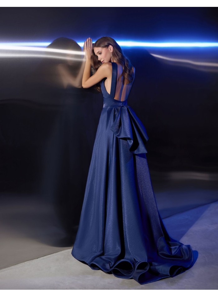 Robe de soirée longue avec encolure et laçage...