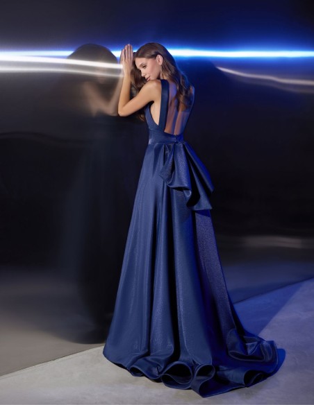Long party dress with neckline and back lacing