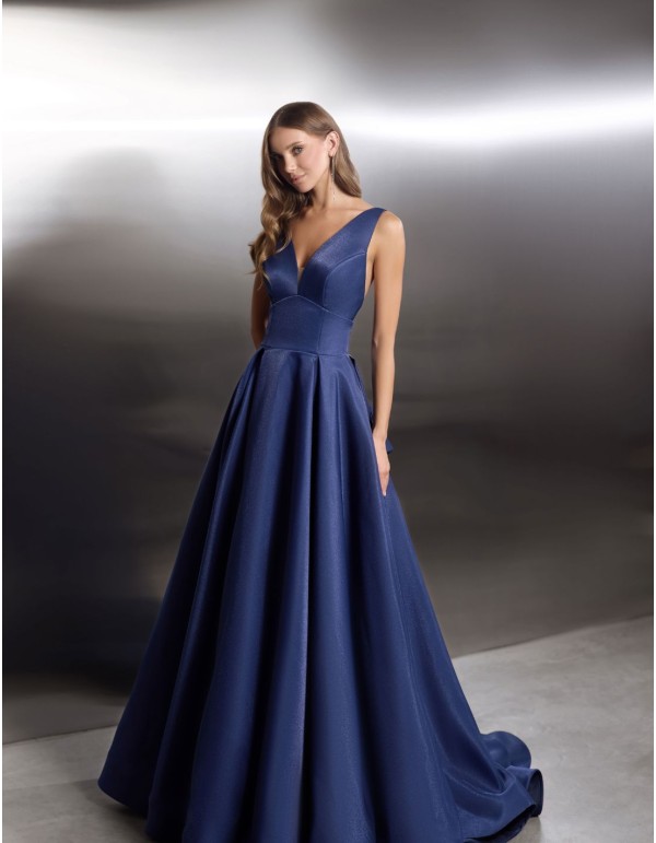 Robe de soirée longue avec encolure et laçage dans le dos