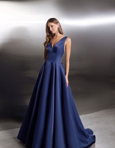 Vestido largo de fiesta con escote y lazada en la espalda