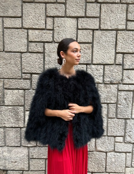 Capa de plumas de avestruz para invitada