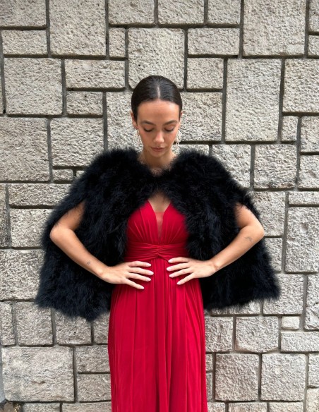 Capa de plumas de avestruz para invitada