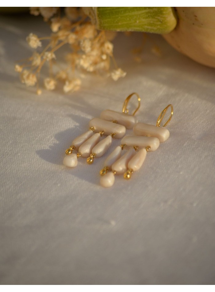 Pendientes nacarados hechos a mano para invitadas