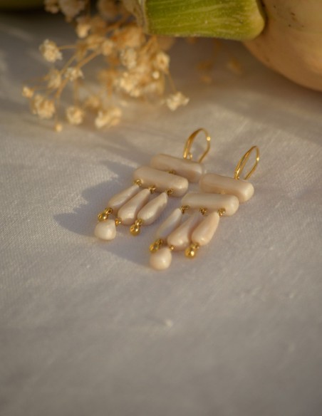 Pendientes nacarados hechos a mano para invitadas