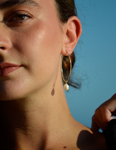 Pendientes minimalistas de aro con perlas naturales y acabado dorado
