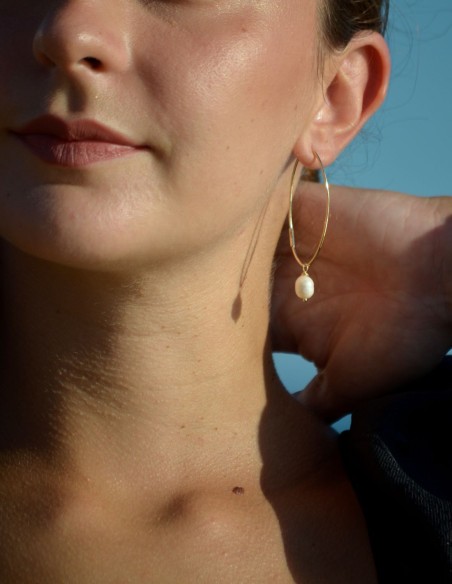 minimal pearl earring