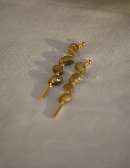 Pendientes verdes de arcilla polimérica y detalles dorados