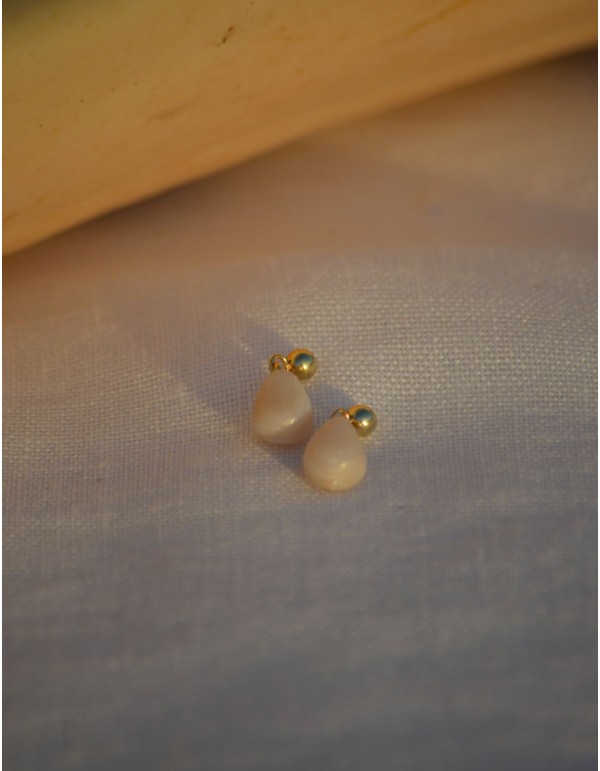 Pearly teardrop earrings