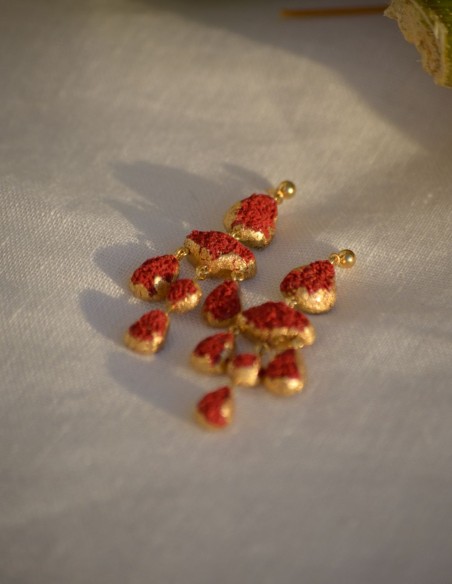 Pendientes para invitada en dorado y rojo texturizado
