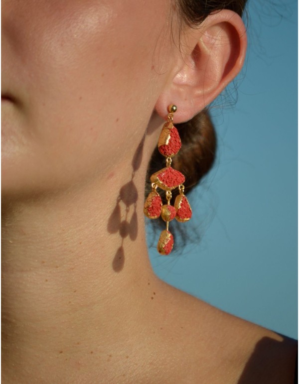 Boucles d'oreilles d'invité texturées or et rouge 2