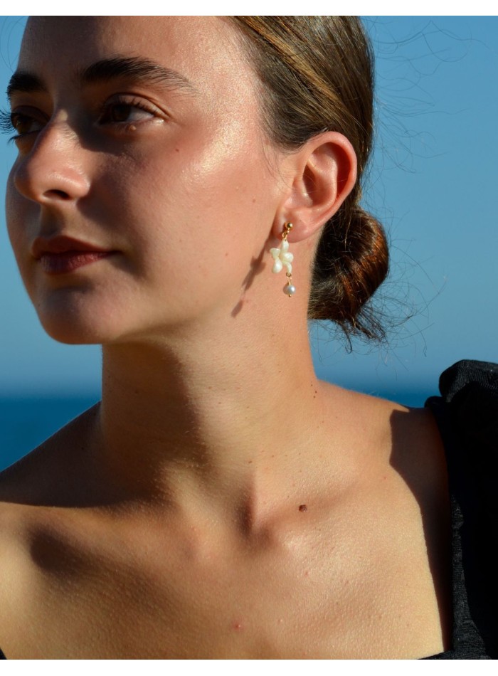 Elegant guest earrings with pearl white detailing