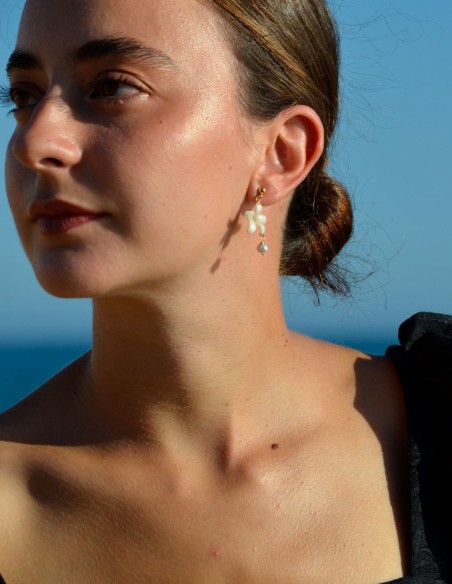 Pendientes para invitadas con detalles en blanco perlado