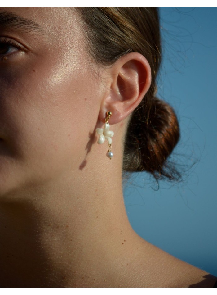 Elegant guest earrings with pearl white detailing