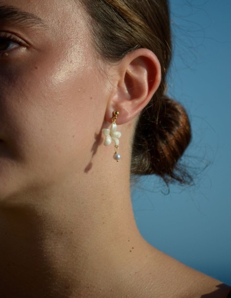 Pendientes para invitadas con detalles en blanco perlado