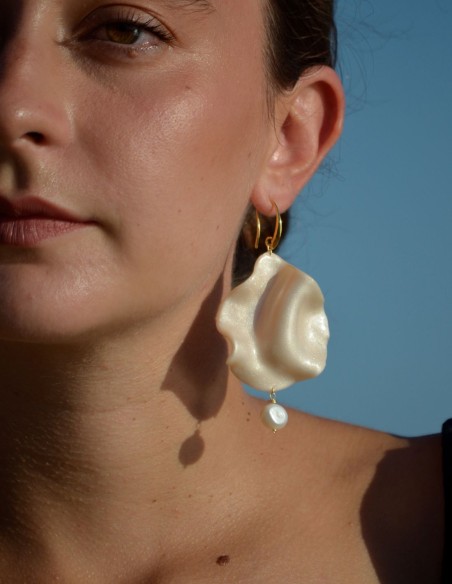 Boucles d'oreilles pétales nacrés avec pendentif en perle