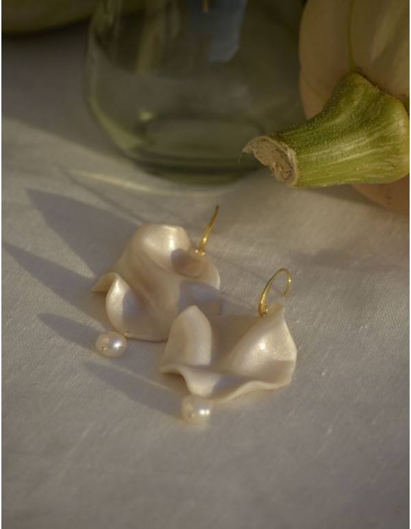 Pearly petal earrings with dangling pearl 2