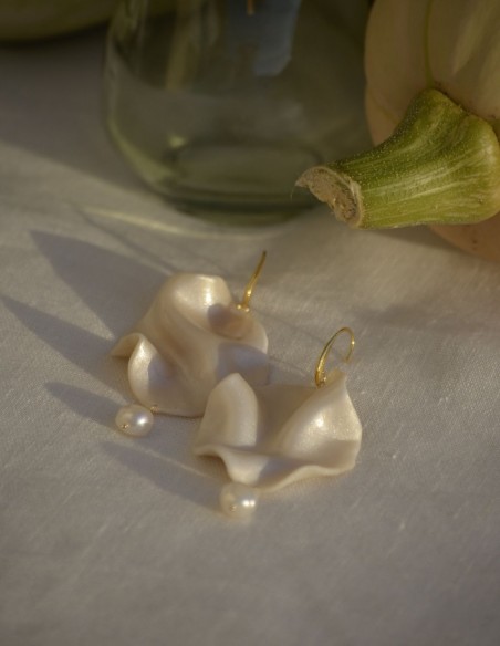 Boucles d'oreilles pétales nacrés avec pendentif en perle