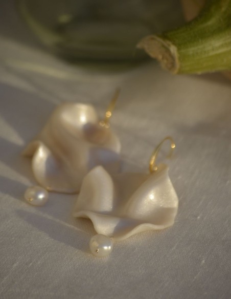 Boucles d'oreilles pétales nacrés avec pendentif en perle