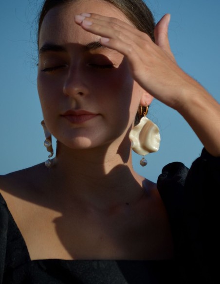 Boucles d'oreilles pétales nacrés avec pendentif en perle