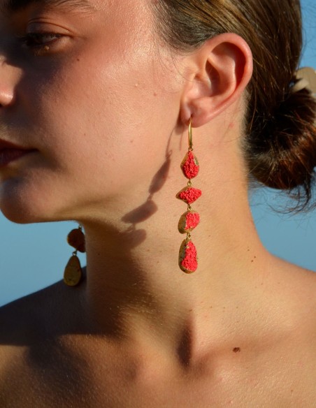 Raspberry earrings with golden details