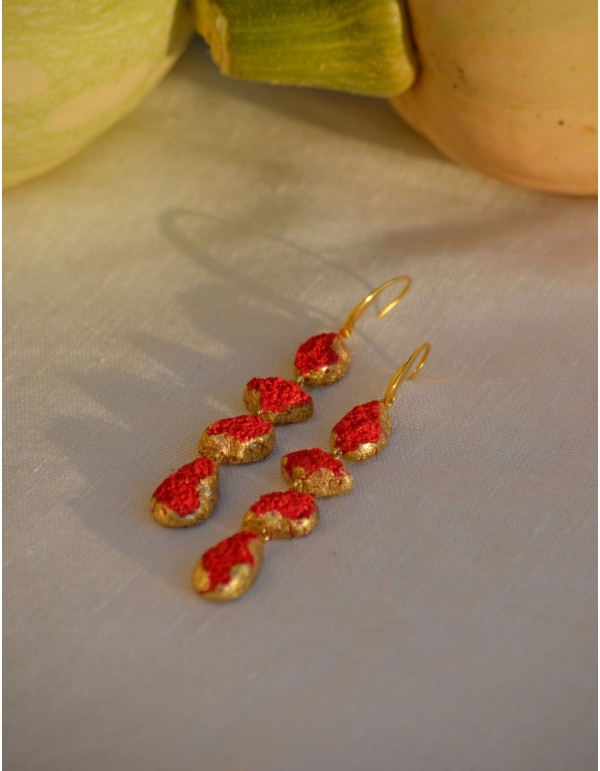 Pendientes frambuesa con detalles dorados para invitadas 2