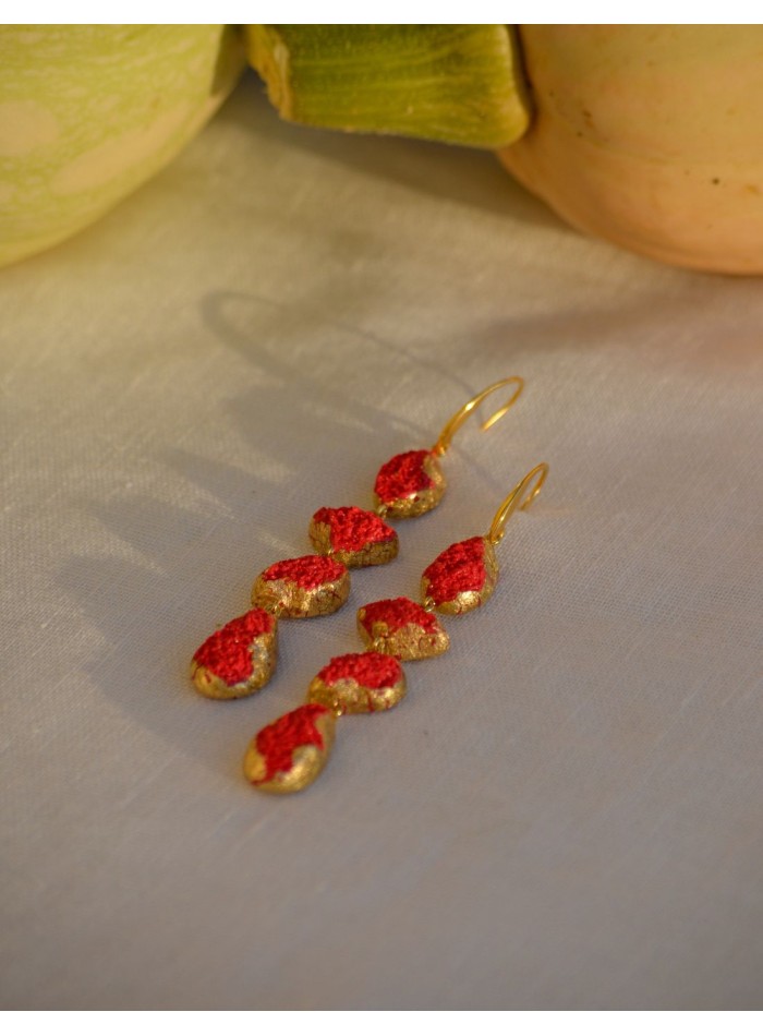 Raspberry earrings with golden details