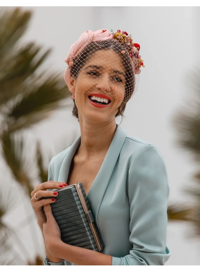 Bandeau de fête à volants avec nœuds et...