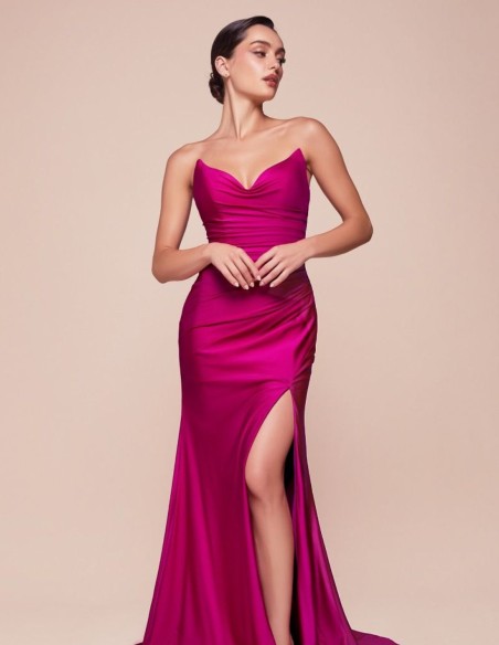 Robe longue en satin avec décolleté en cœur pour l'invitée
