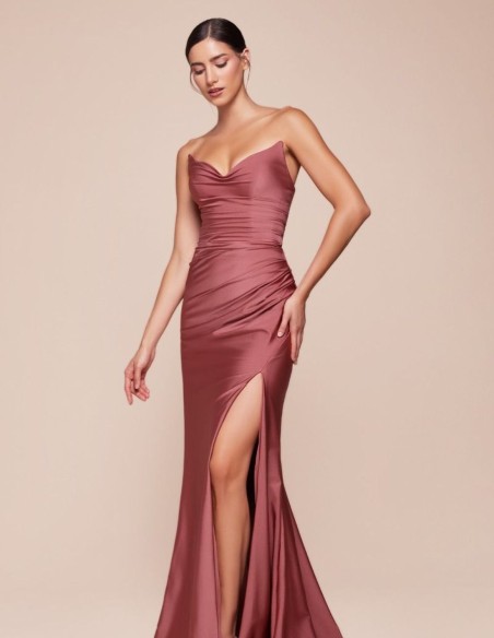 Robe longue en satin avec décolleté en cœur pour l'invitée