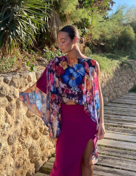 Capa corta de gasa para invitada estampada de flores