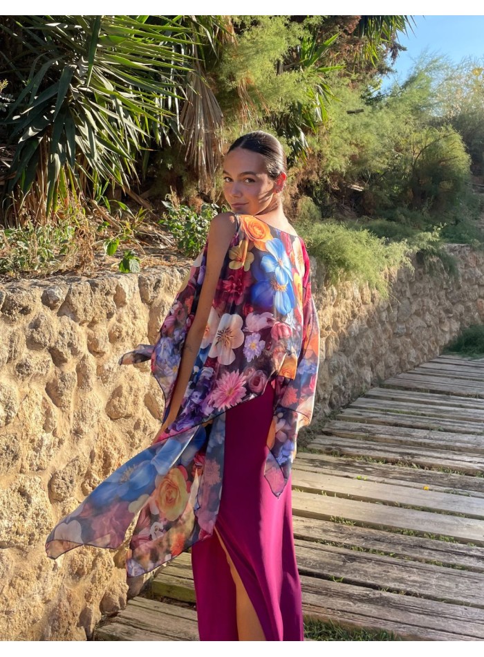 Capa corta de gasa para invitada estampada de flores multicolor