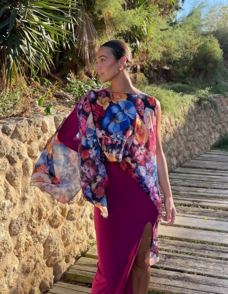 Capa corta de gasa para invitada estampada de flores