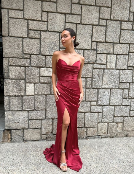 robe de soirée en satin sans bretelles avec corsage drapé et ouverture sur le devant