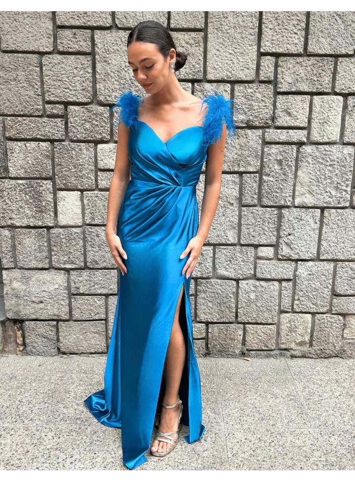 Vestido de fiesta para invitada con plumas en el hombro