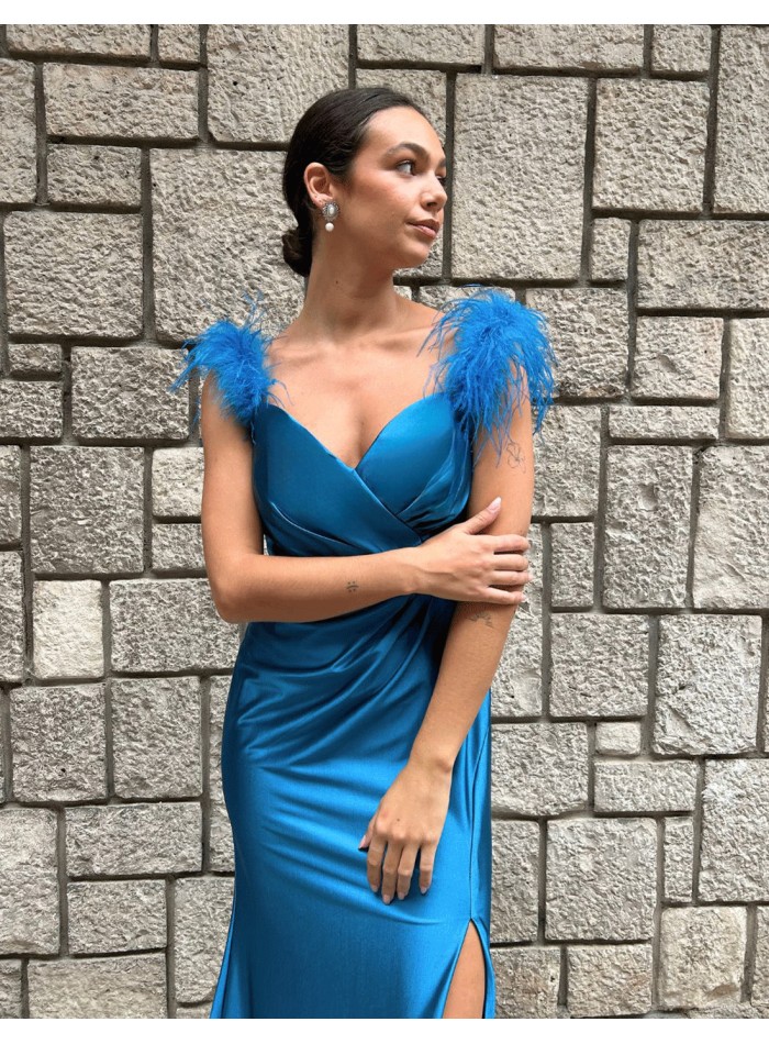 Vestido de fiesta para invitada con plumas en...