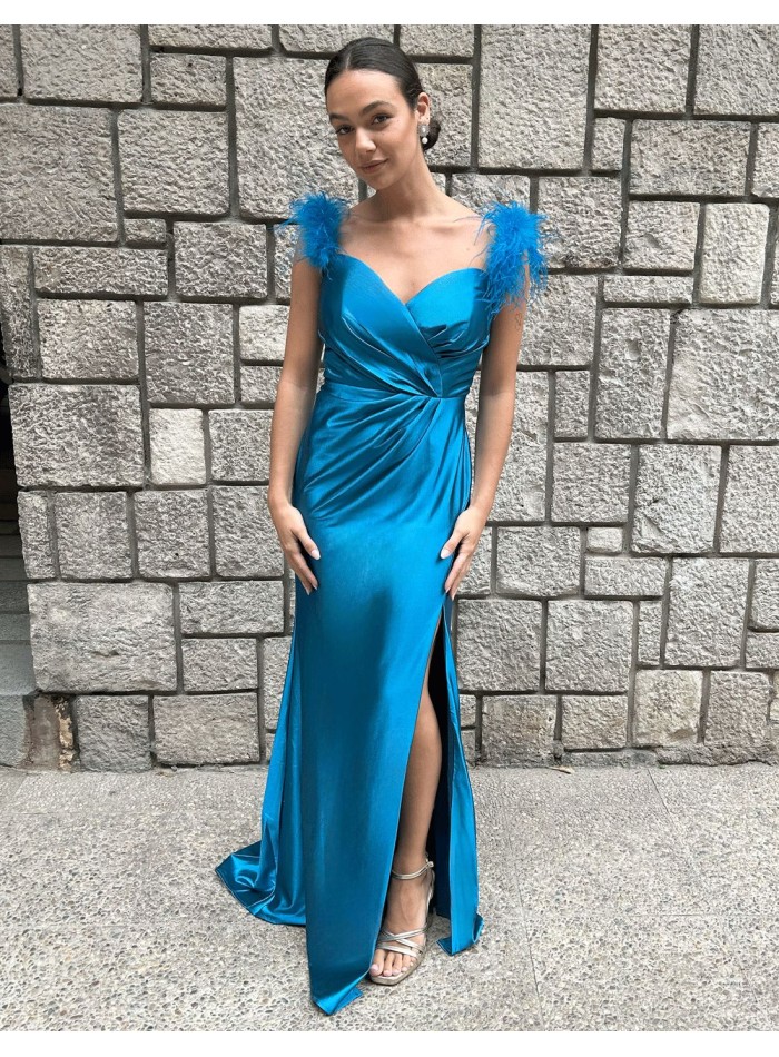 Vestido de fiesta para invitada con plumas en el hombro