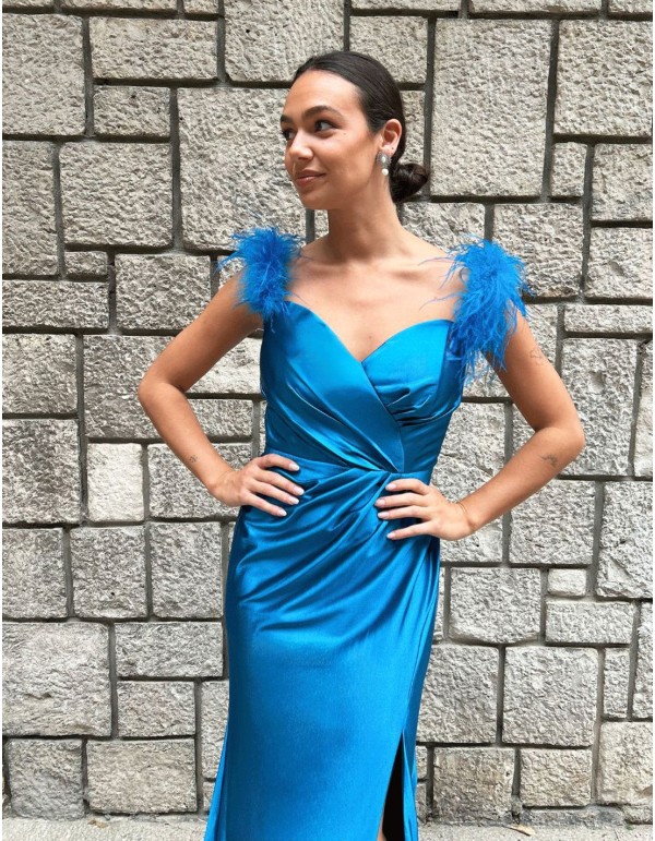 Vestido de fiesta para invitada con plumas en el hombro