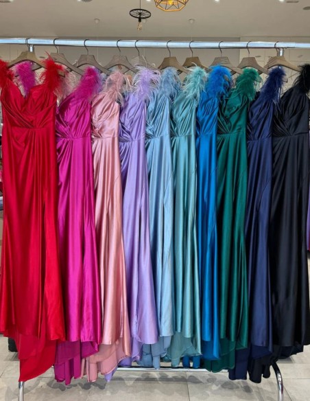 Robe de soirée pour invitée avec plumes sur l'épaule